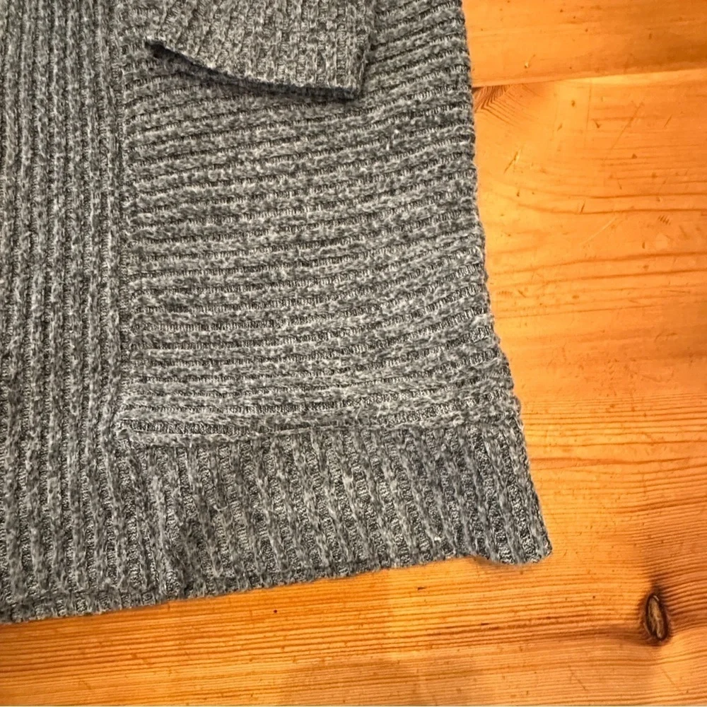 GAP women M Cozy Gray Knit Cardigan Rayon Bend
